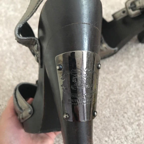 VINTAGE AUTHENTIC BURBERRY HEELS - Picture 4 of 5